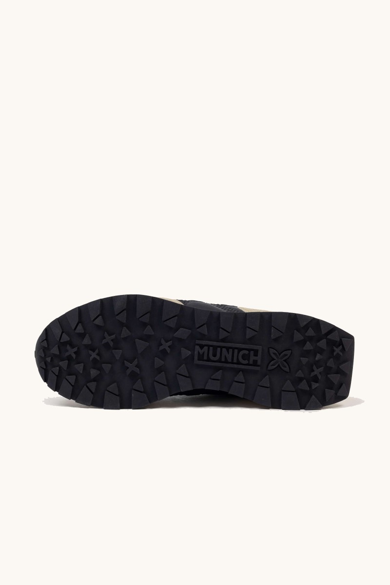  Zapatilla de Munich con aire retro-deportivo, suela con tacón elevado y un diseño que no pasa desapercibido. 