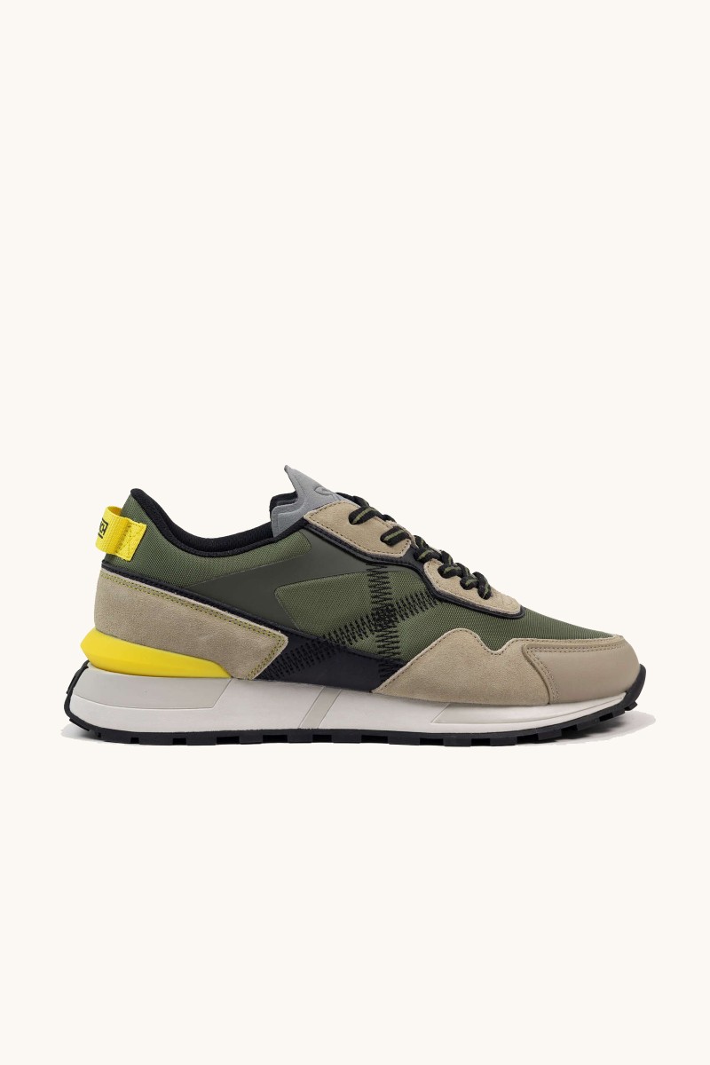 Zapatilla de Munich con aire retro-deportivo, suela con tacón elevado y un diseño que no pasa desapercibido.