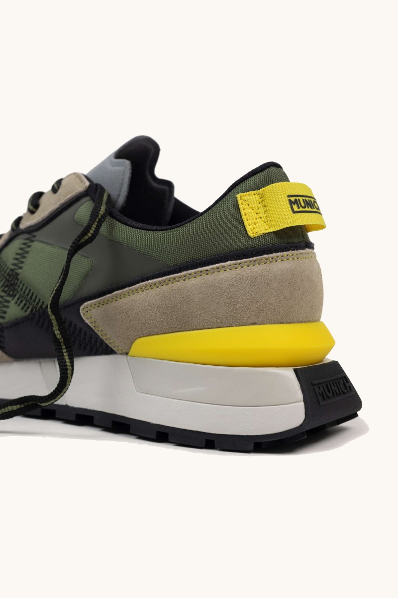  Zapatilla de Munich con aire retro-deportivo, suela con tacón elevado y un diseño que no pasa desapercibido. 