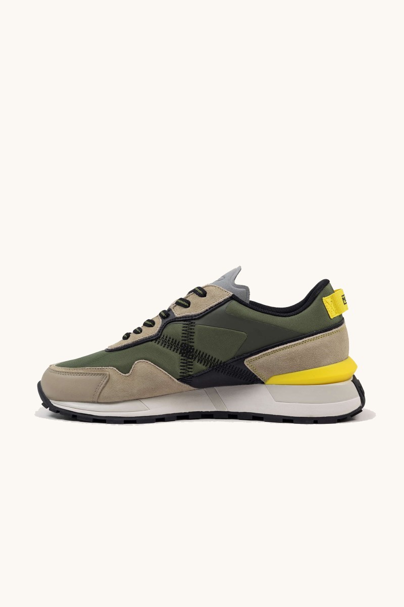  Zapatilla de Munich con aire retro-deportivo, suela con tacón elevado y un diseño que no pasa desapercibido. 