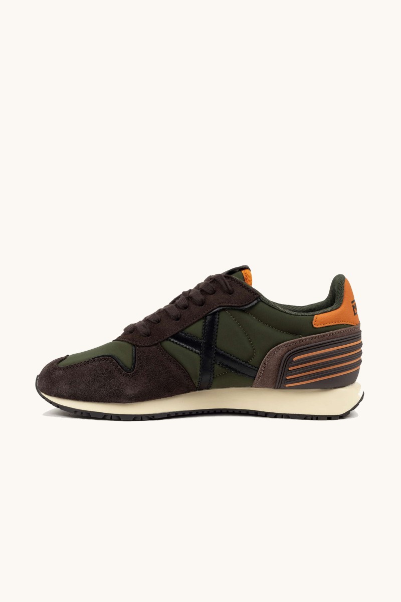 Zapatilla de Munich con diseño inspirado en la marcha atlética, reedición de un clásico con alma retro y estilo urbano.  2