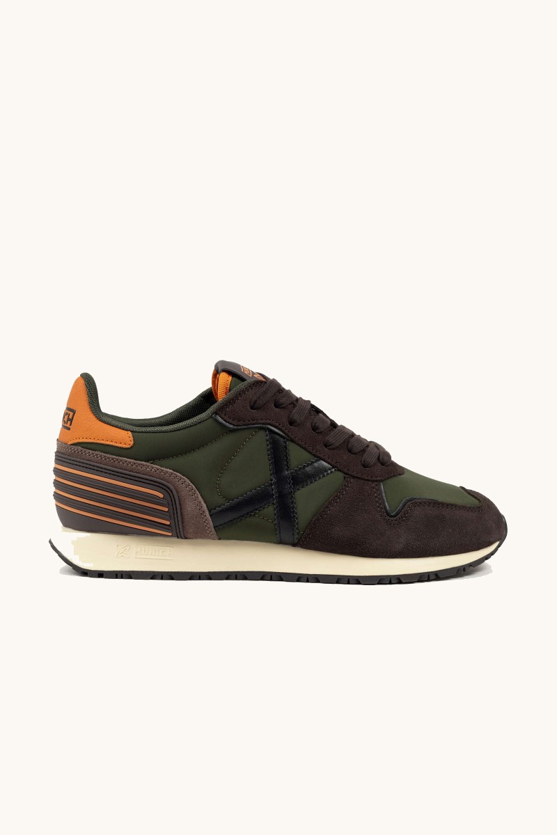 Zapatilla de Munich con diseño inspirado en la marcha atlética, reedición de un clásico con alma retro y estilo urbano.