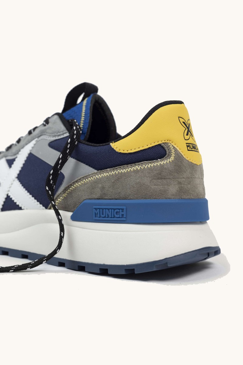  Zapatilla de Munich con diseño urbano, mezcla de materiales y estructura cómoda pensada para uso diario. 