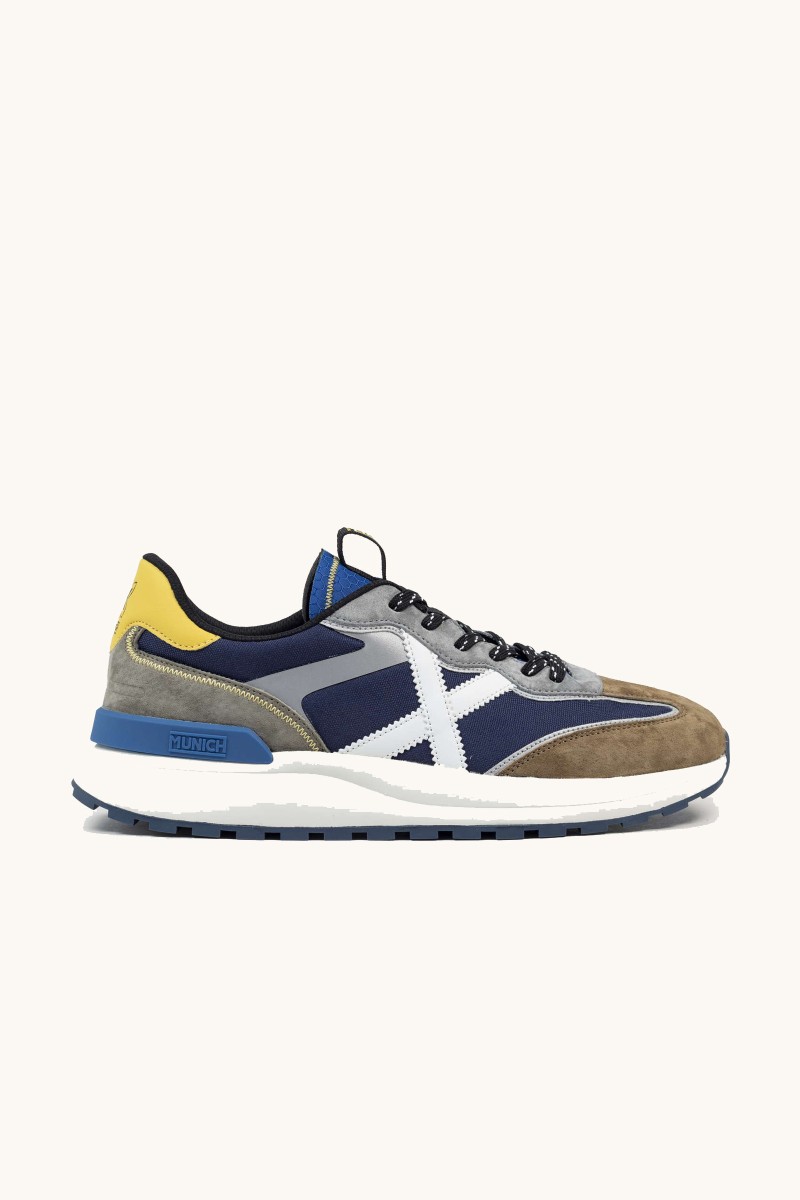 Zapatilla de Munich con diseño urbano, mezcla de materiales y estructura cómoda pensada para uso diario.