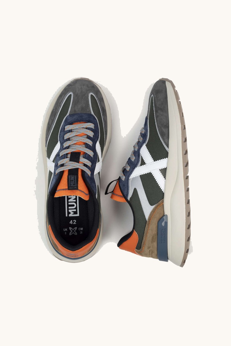  Zapatilla de Munich con estética moderna, materiales combinados y diseño versátil ideal para uso diario. 