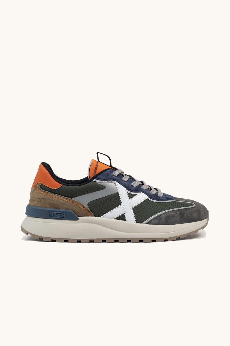 Zapatilla de Munich con estética moderna, materiales combinados y diseño versátil ideal para uso diario.