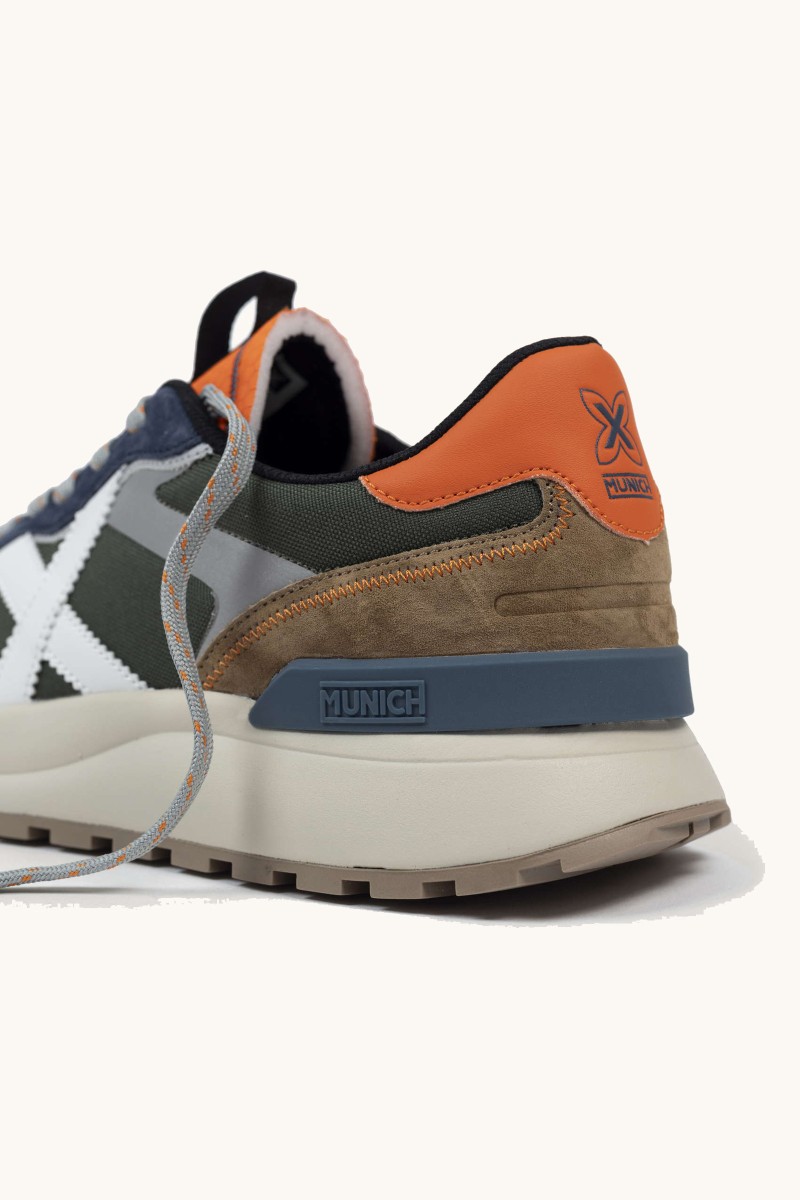  Zapatilla de Munich con estética moderna, materiales combinados y diseño versátil ideal para uso diario. 