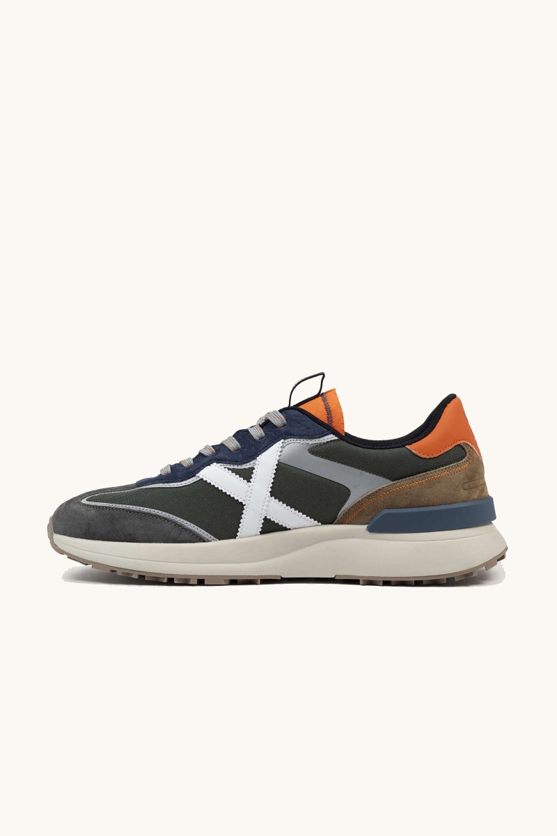 Zapatilla de Munich con estética moderna, materiales combinados y diseño versátil ideal para uso diario.  2