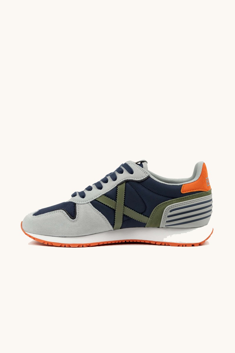 Zapatilla Munich de estilo retro running inspirada en la marcha atlética, con diseño cómodo y look atemporal.  2