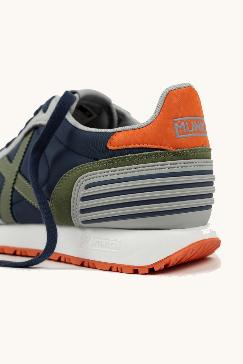  Zapatilla Munich de estilo retro running inspirada en la marcha atlética, con diseño cómodo y look atemporal. 