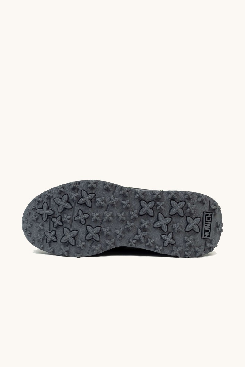  Zapatilla Munich con inspiración deportiva y detalles modernos. Un modelo que destaca por su equilibrio entre tradición y estilo. 