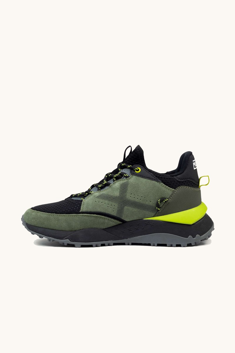 Zapatilla Munich con inspiración deportiva y detalles modernos. Un modelo que destaca por su equilibrio entre tradición y estilo.  2