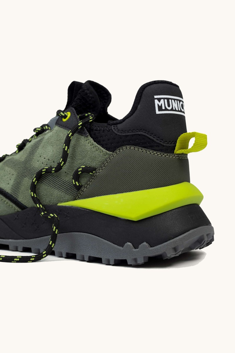  Zapatilla Munich con inspiración deportiva y detalles modernos. Un modelo que destaca por su equilibrio entre tradición y estilo. 