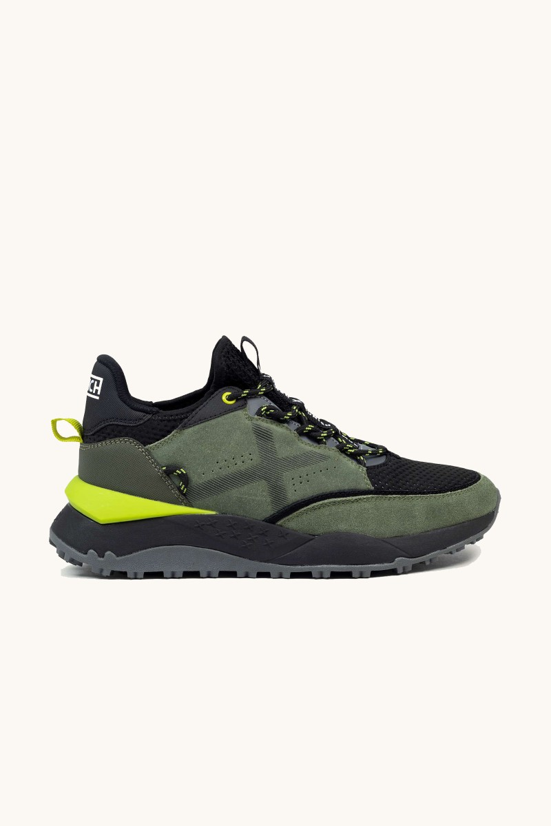 Zapatilla Munich con inspiración deportiva y detalles modernos. Un modelo que destaca por su equilibrio entre tradición y estilo.