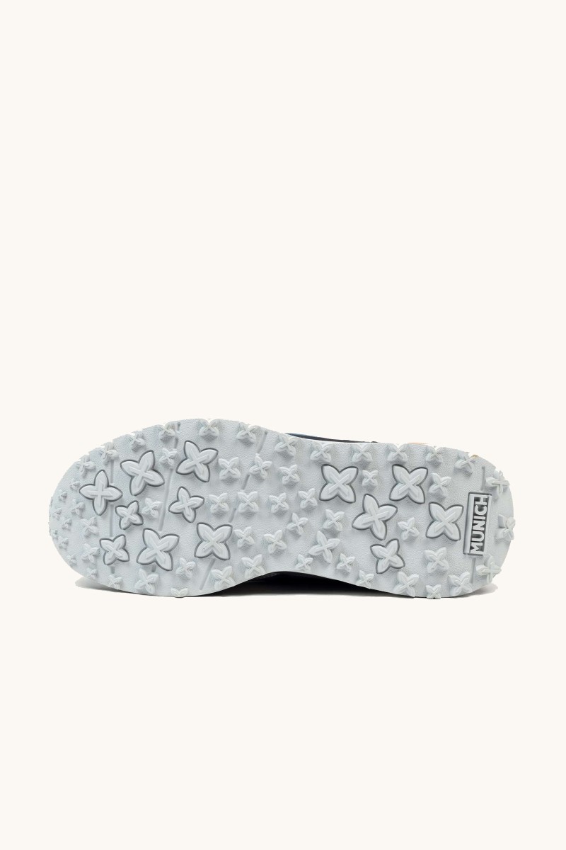  Zapatilla Munich con esencia deportiva y detalles modernos. Dinamismo y elegancia para tu día a día. 