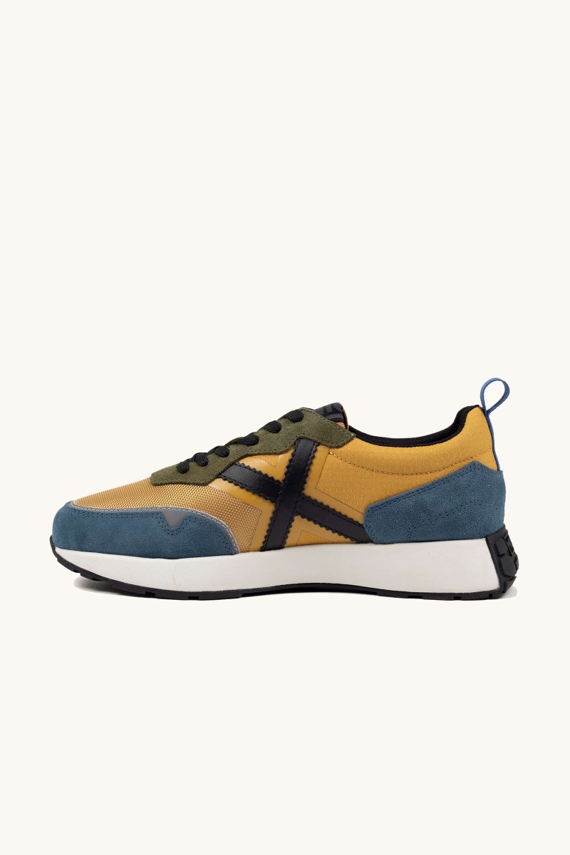 Zapatilla Munich con silueta running y detalles sofisticados. Elegancia deportiva con espíritu retro.  2