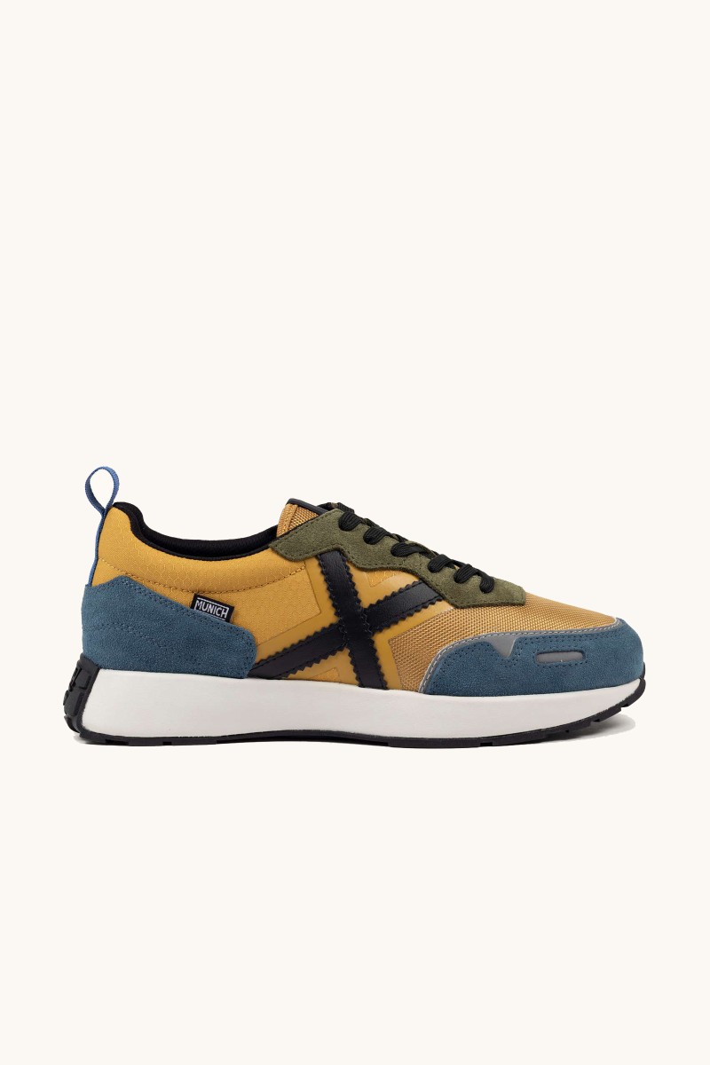 Zapatilla Munich con silueta running y detalles sofisticados. Elegancia deportiva con espíritu retro.