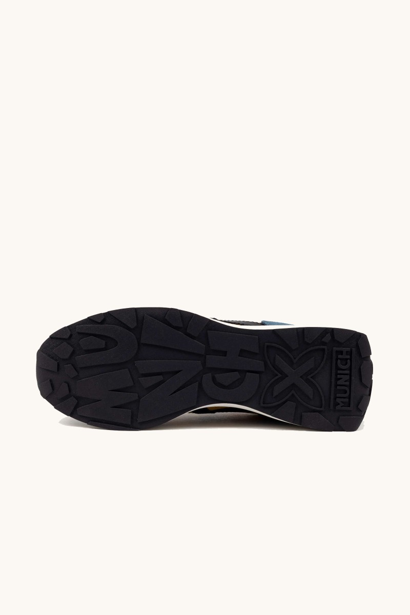  Zapatilla Munich con silueta running y detalles sofisticados. Elegancia deportiva con espíritu retro. 