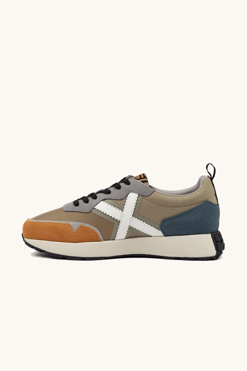 Zapatilla Munich con líneas clásicas del running y un diseño actual. Estilo refinado para el día a día.  2