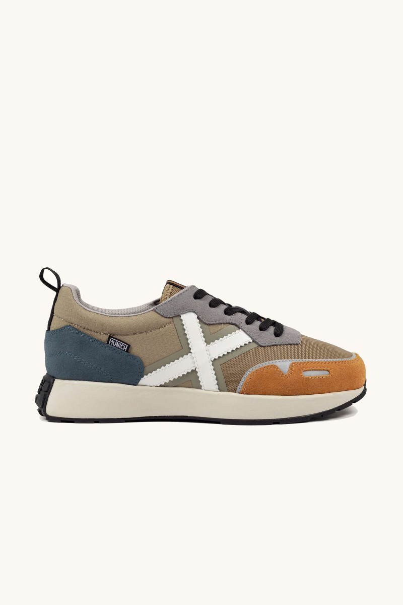 Zapatilla Munich con líneas clásicas del running y un diseño actual. Estilo refinado para el día a día.