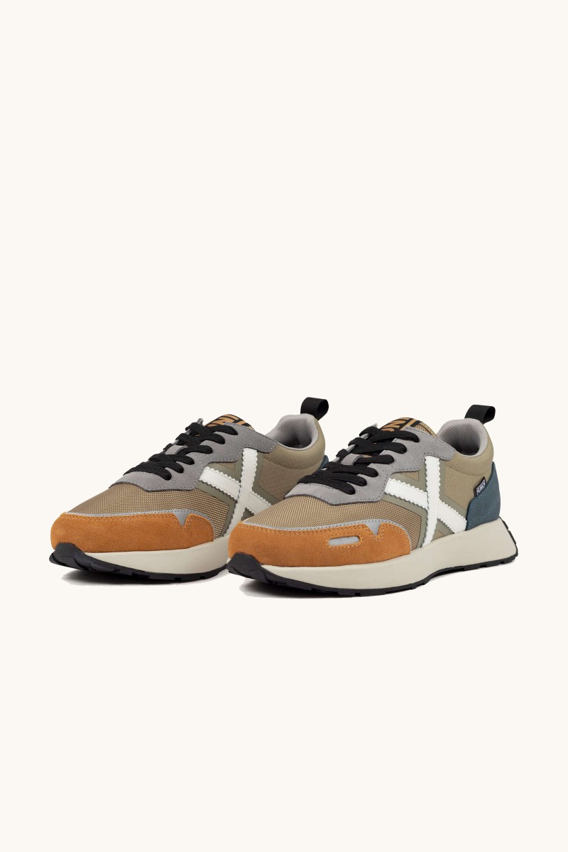  Zapatilla Munich con líneas clásicas del running y un diseño actual. Estilo refinado para el día a día. 