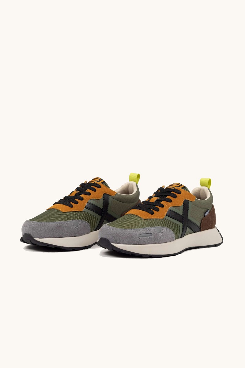  Zapatilla Munich que combina herencia deportiva con un diseño estilizado. Perfecta para looks urbanos con carácter. 