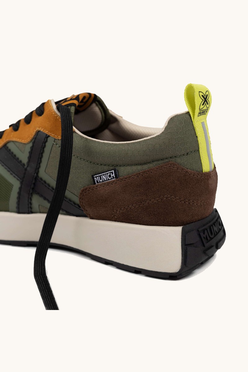  Zapatilla Munich que combina herencia deportiva con un diseño estilizado. Perfecta para looks urbanos con carácter. 