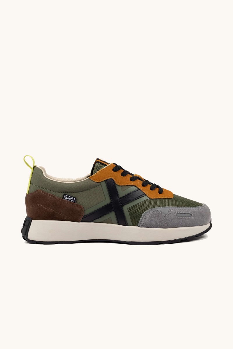 Zapatilla Munich que combina herencia deportiva con un diseño estilizado. Perfecta para looks urbanos con carácter.