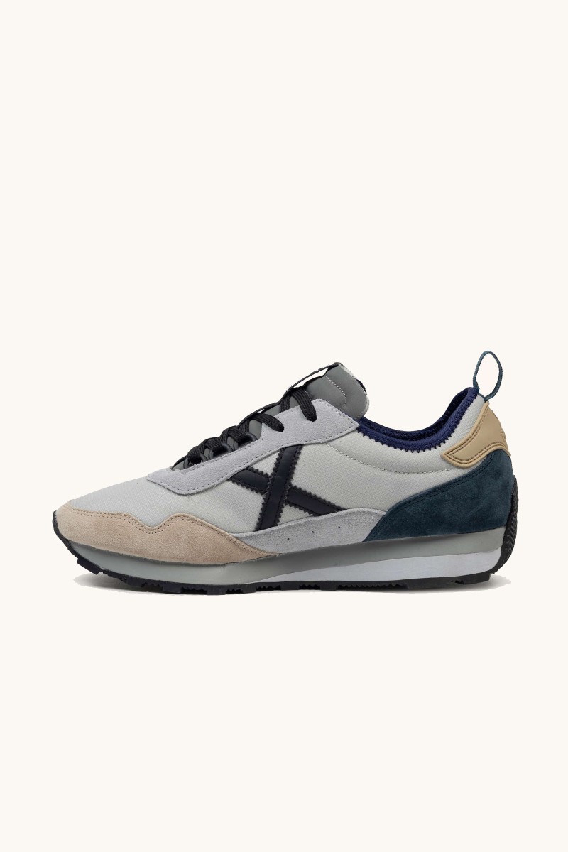Zapatilla Munich de inspiración retro con look urbano y cómodo. Diseño actual que homenajea los años 70.  2