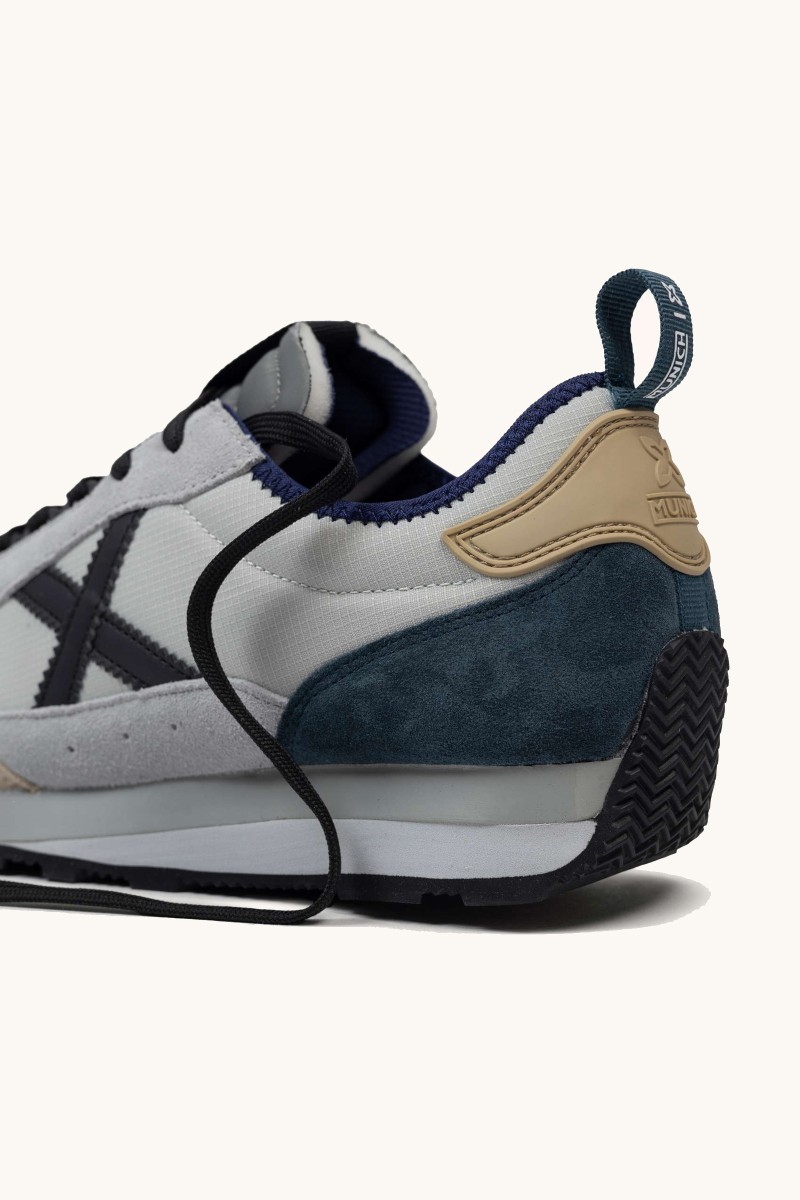  Zapatilla Munich de inspiración retro con look urbano y cómodo. Diseño actual que homenajea los años 70. 