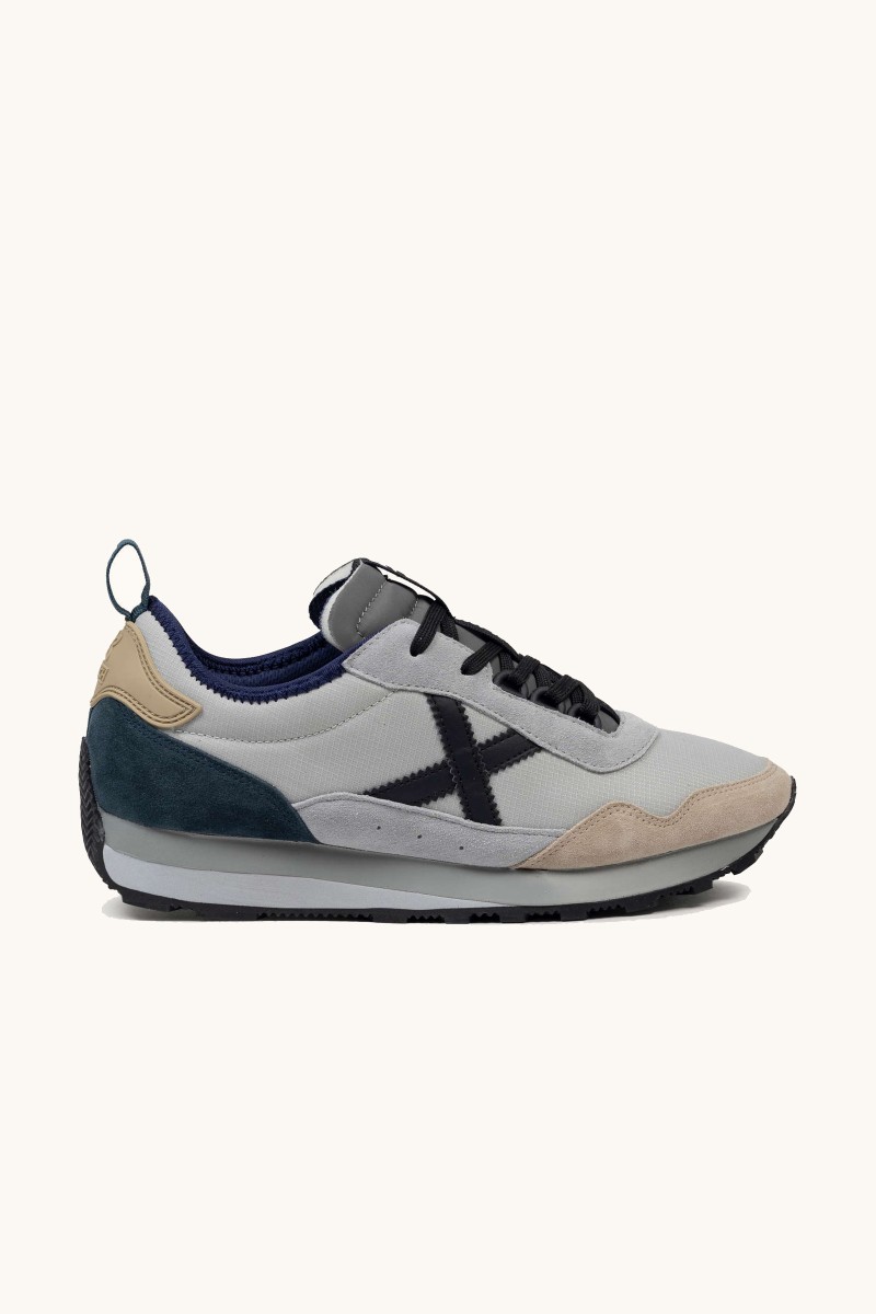 Zapatilla Munich de inspiración retro con look urbano y cómodo. Diseño actual que homenajea los años 70.