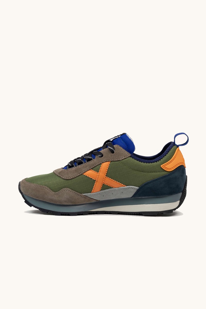 Zapatilla Munich con look retro y toque urbano. Perfecta para quienes buscan estilo con inspiración clásica.  2