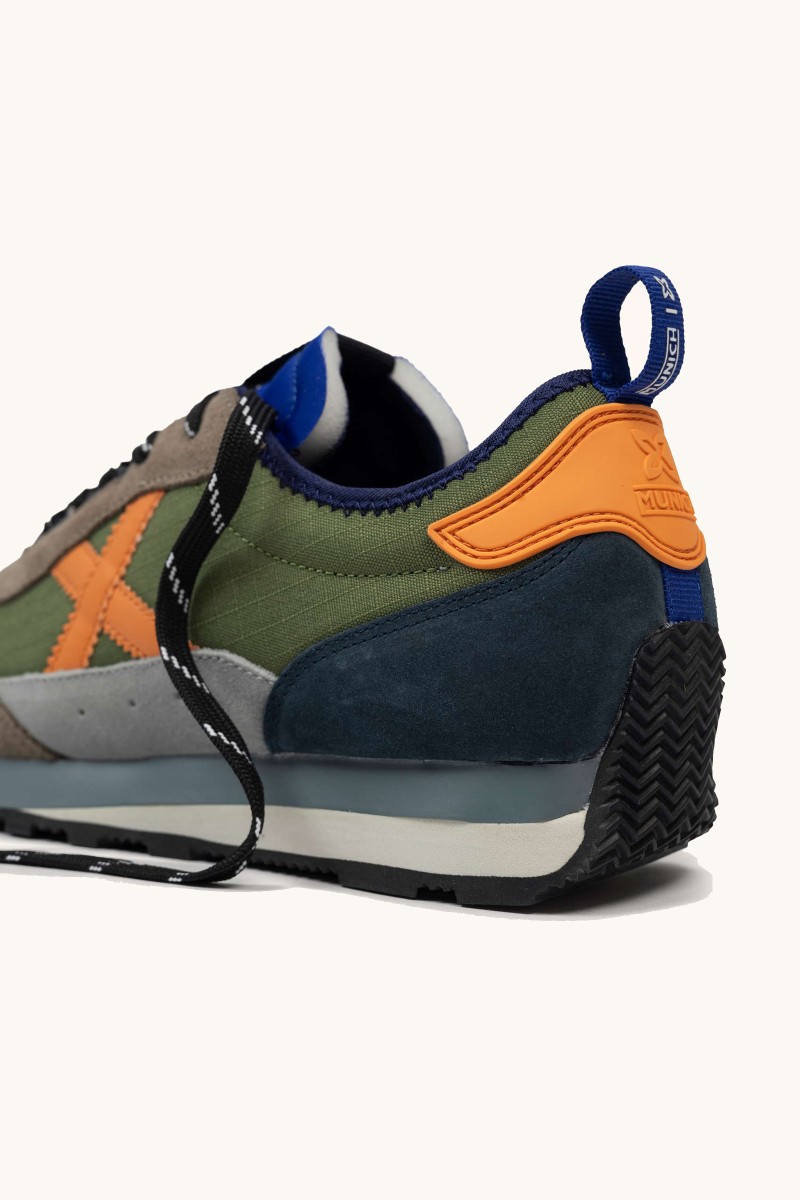  Zapatilla Munich con look retro y toque urbano. Perfecta para quienes buscan estilo con inspiración clásica. 