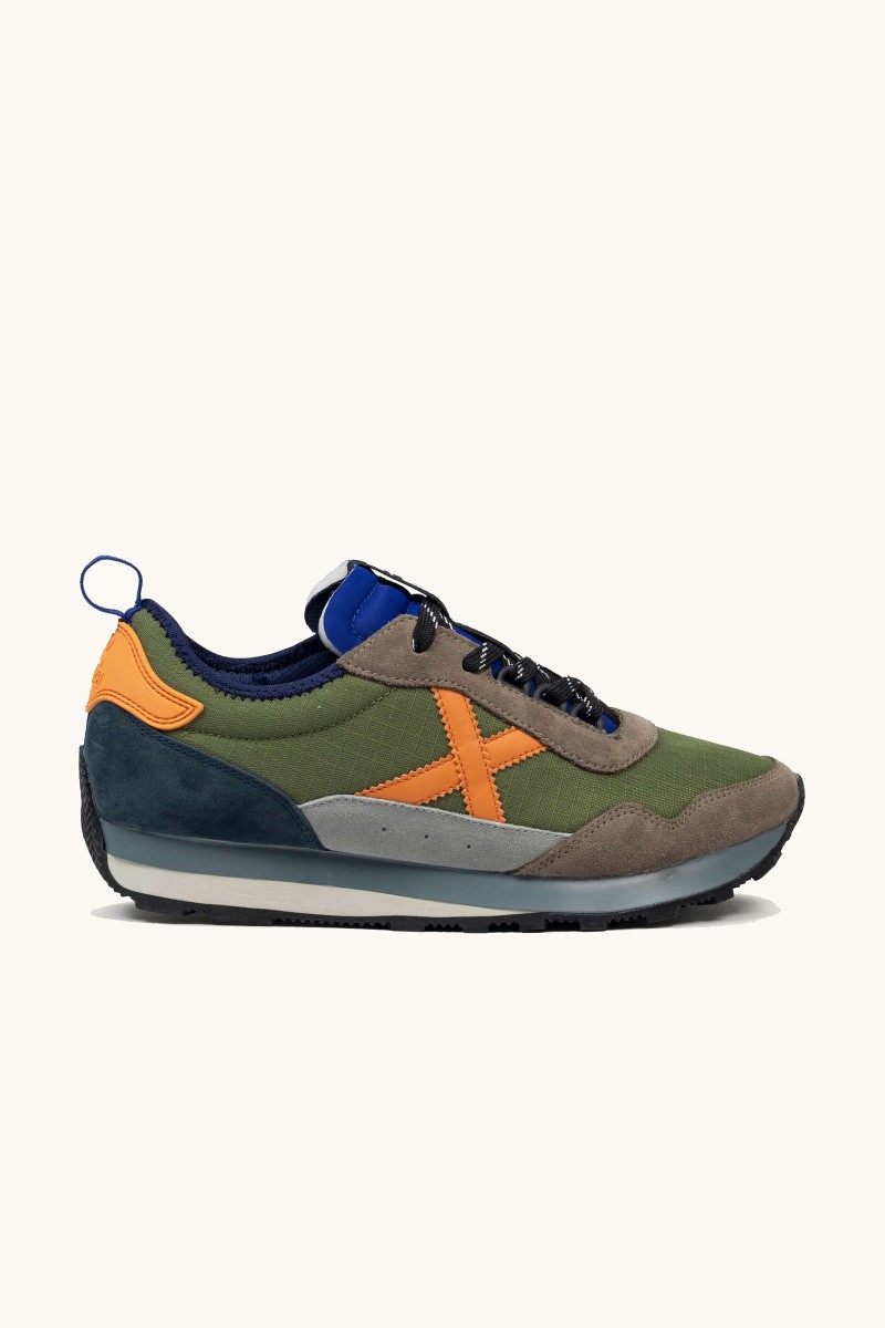 Zapatilla Munich con look retro y toque urbano. Perfecta para quienes buscan estilo con inspiración clásica.
