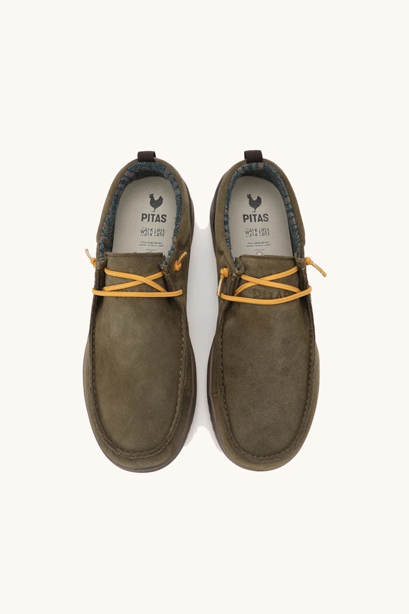  Zapatilla Walk In Pitas en color kaki con diseño casual, materiales combinados y suela de buen agarre para uso urbano. 