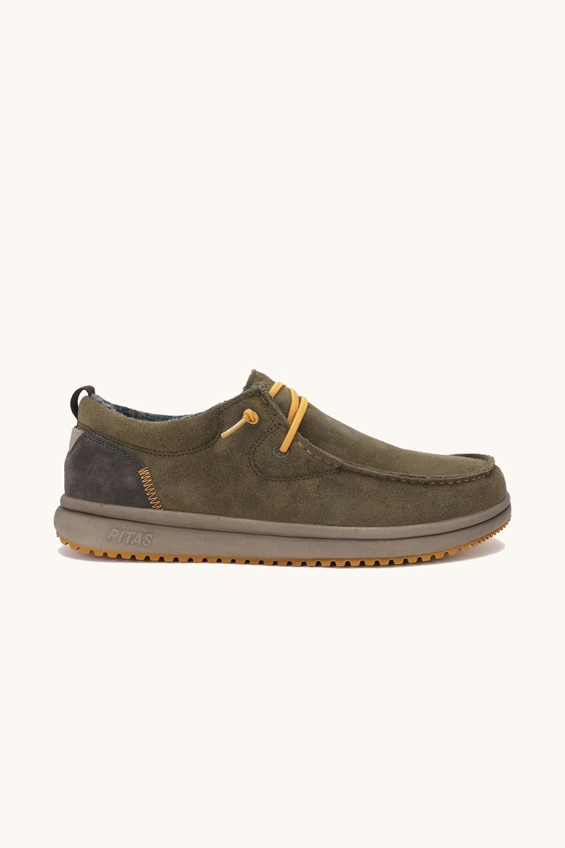Zapatilla Walk In Pitas en color kaki con diseño casual, materiales combinados y suela de buen agarre para uso urbano.