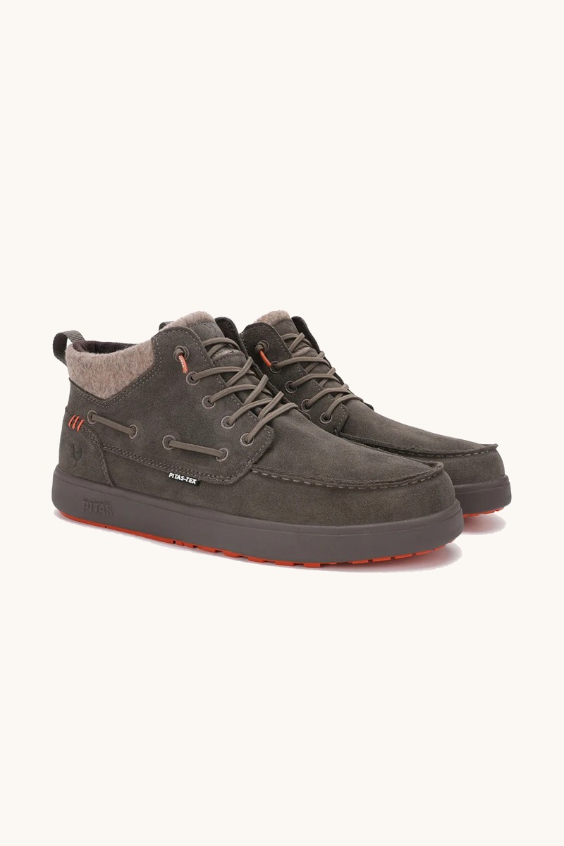 Bota de Walk In Pitas en tono tórtola, con tratamiento hidrófugo, diseño elegante y funcionalidad pensada para el entorno urbano.  2