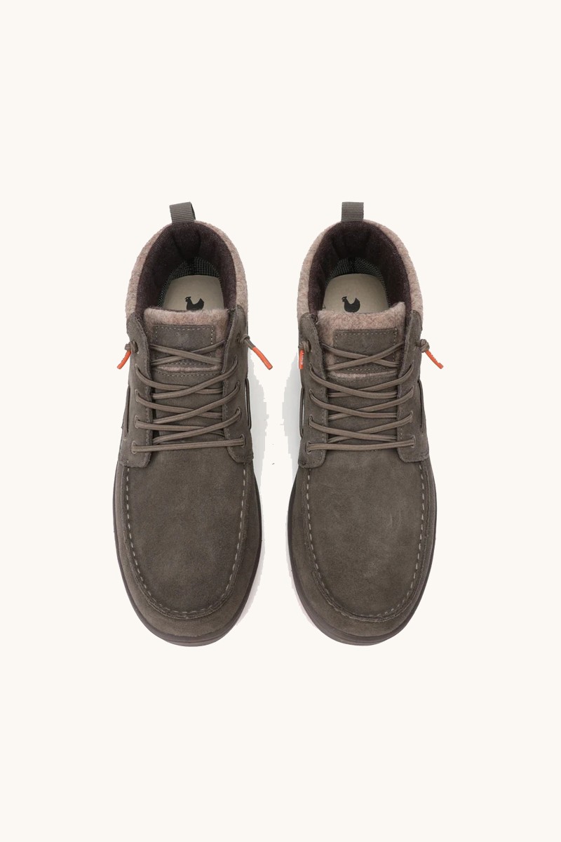  Bota de Walk In Pitas en tono tórtola, con tratamiento hidrófugo, diseño elegante y funcionalidad pensada para el entorno urbano. 