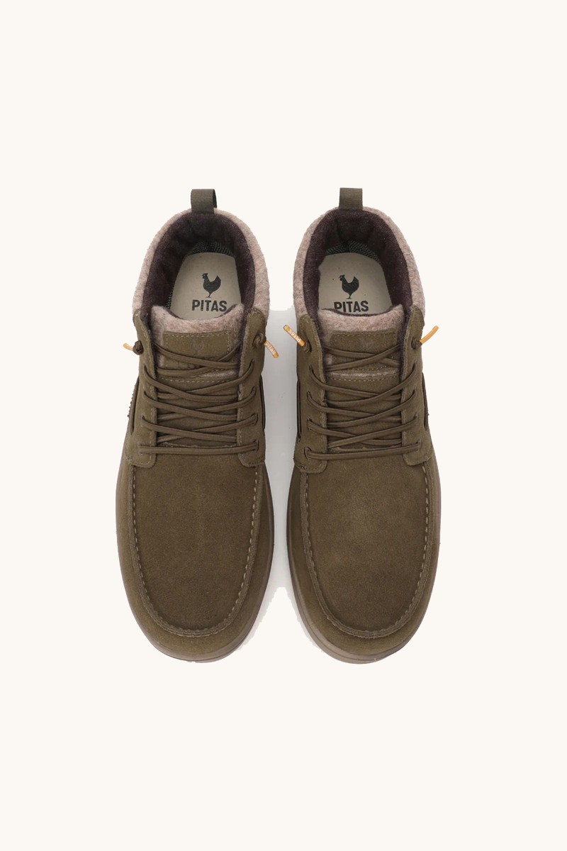  Bota Walk In Pitas en tono kaki, con tratamiento repelente al agua, diseño robusto y detalles pensados para proteger y estilizar. 