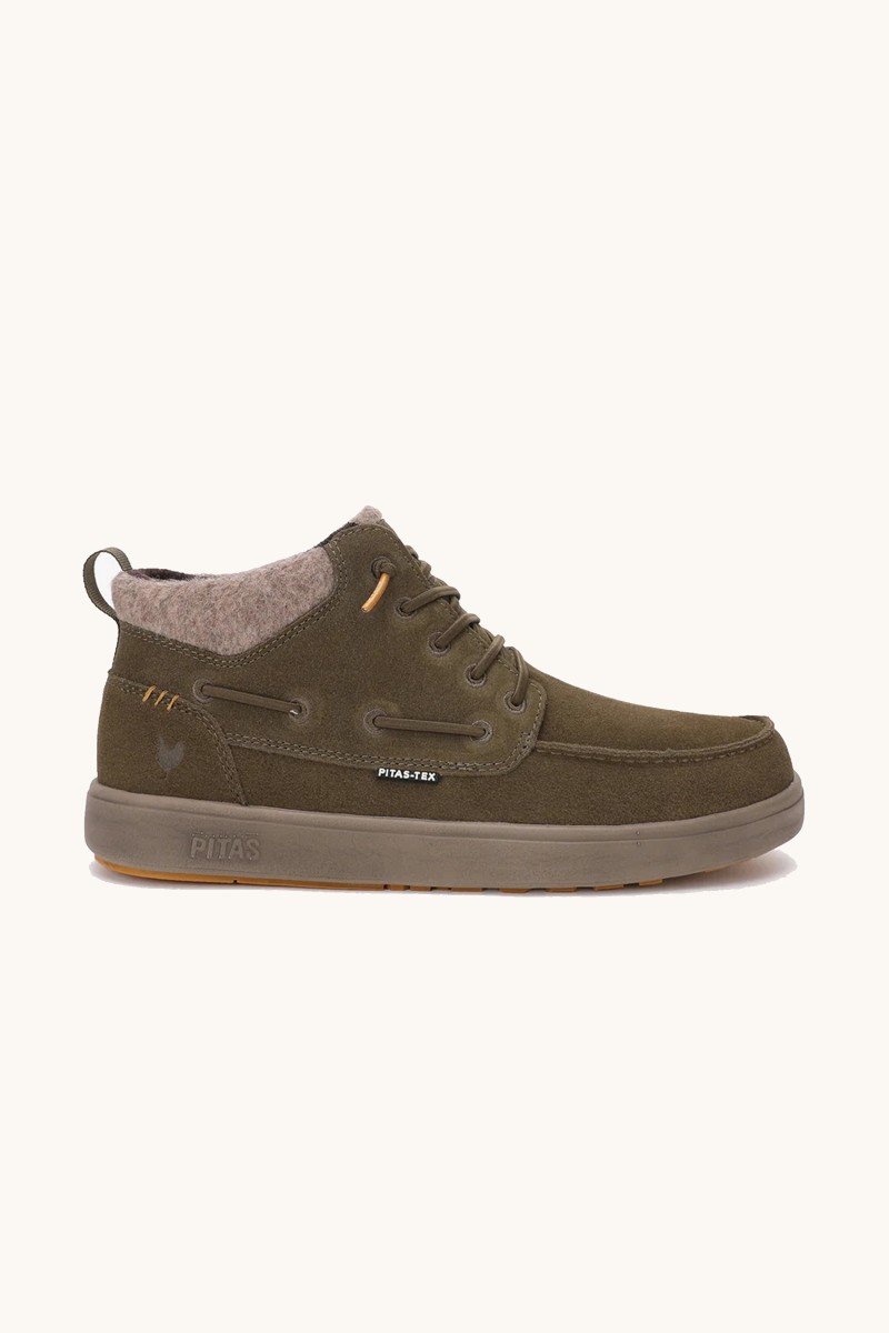 Bota Walk In Pitas en tono kaki, con tratamiento repelente al agua, diseño robusto y detalles pensados para proteger y estilizar.