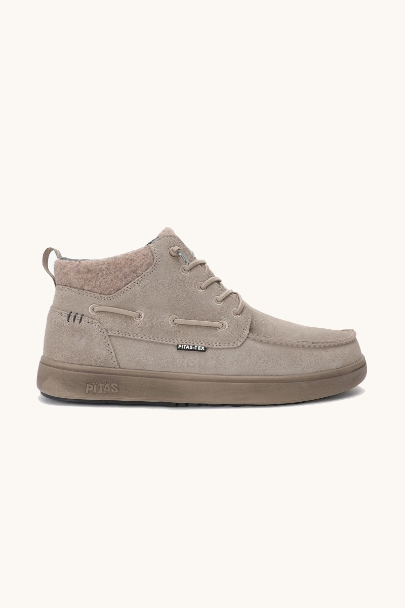 Bota Walk In Pitas en tono beige, con acabado hidrófugo, diseño robusto y detalles cuidados para un uso urbano sofisticado.