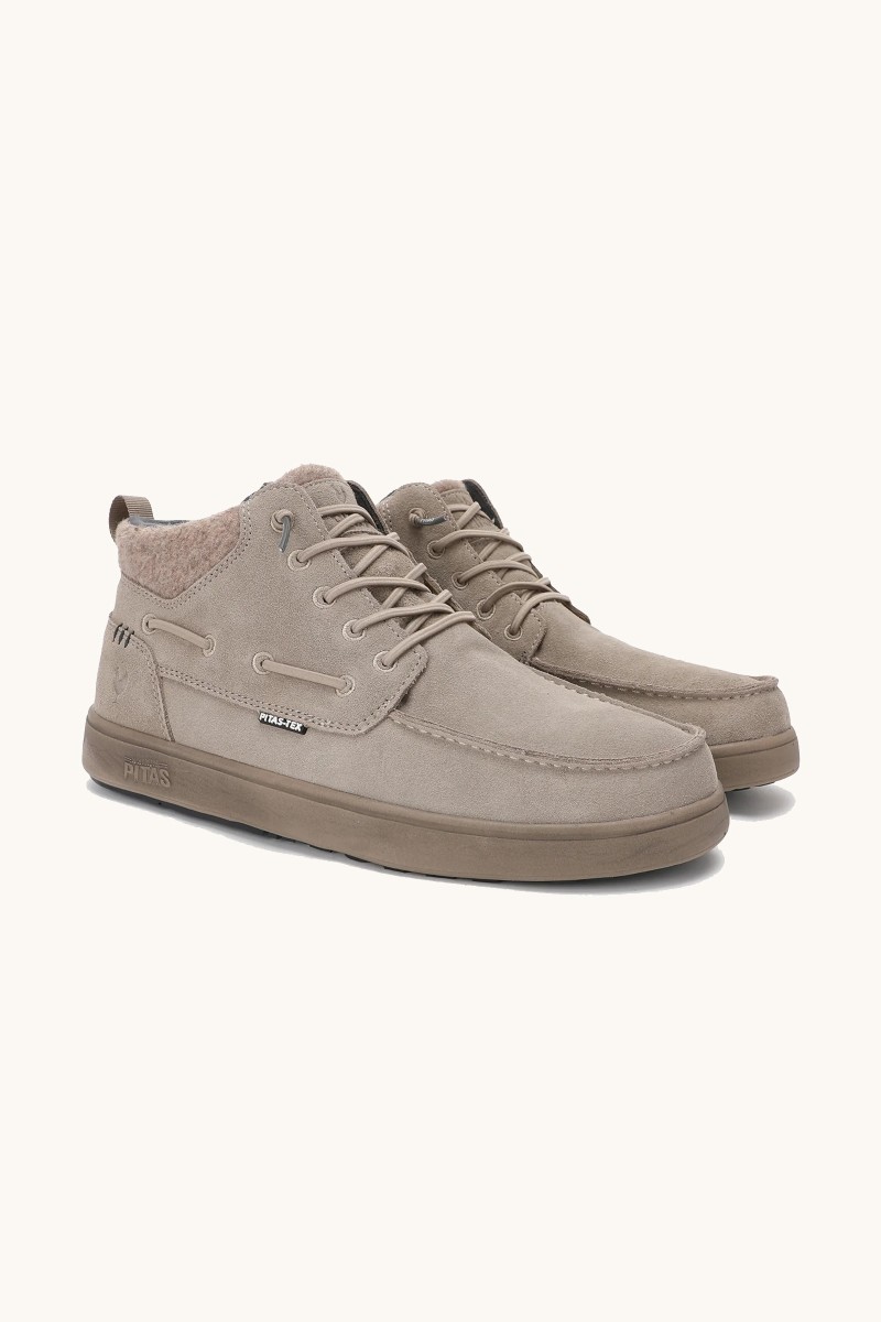 Bota Walk In Pitas en tono beige, con acabado hidrófugo, diseño robusto y detalles cuidados para un uso urbano sofisticado.  2