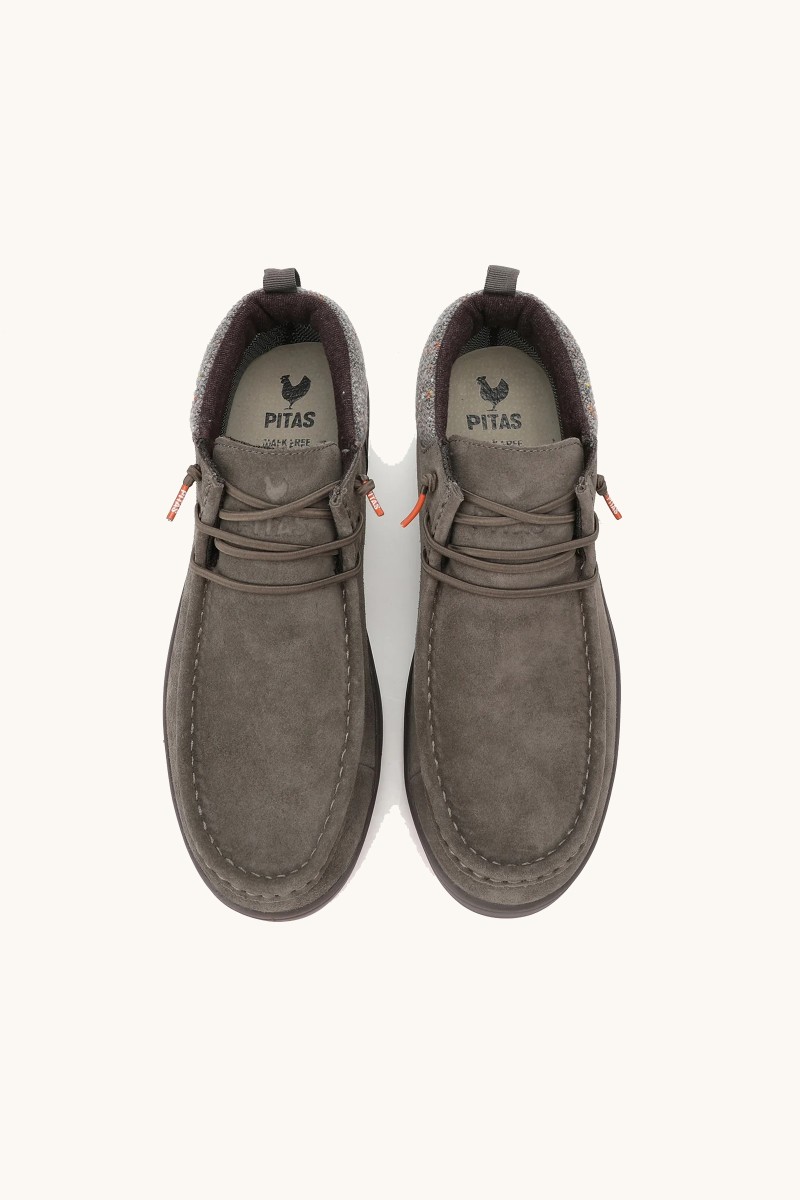  Bota de Walk In Pitas en tono tórtola, con tratamiento hidrófugo, diseño resistente y suela antideslizante para uso urbano. 