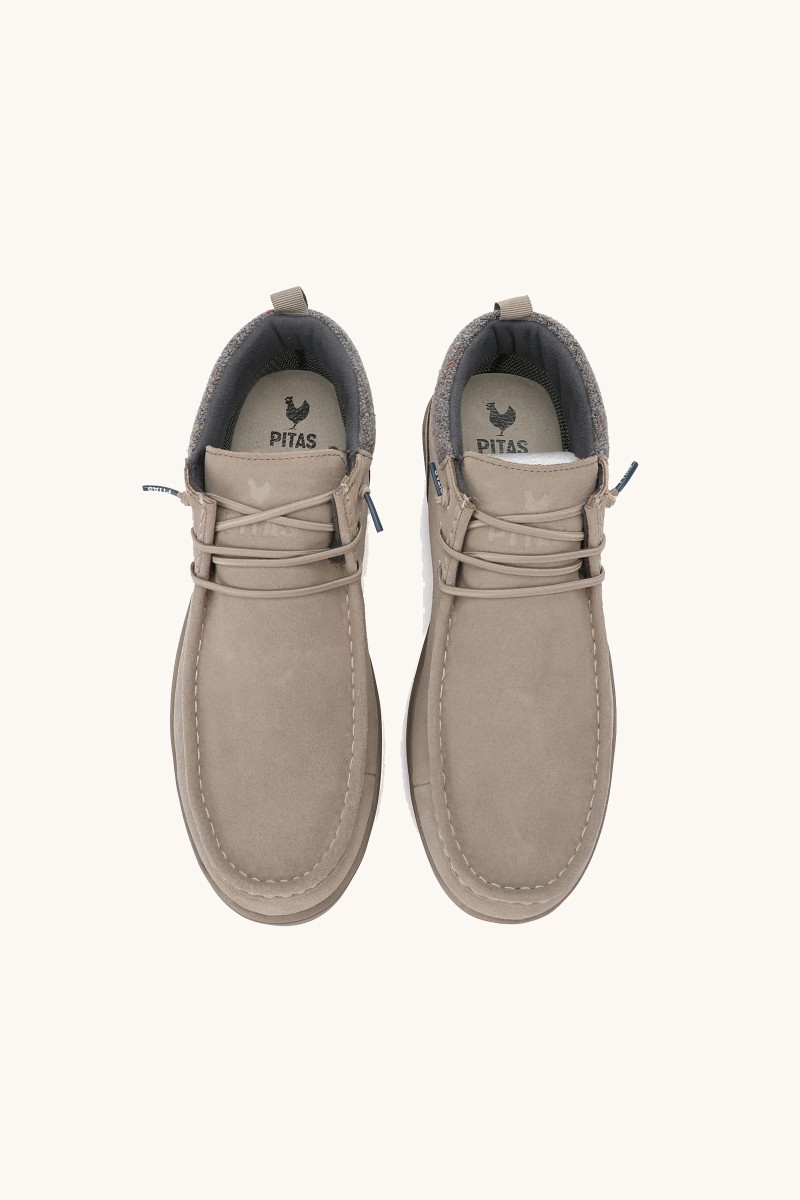  Bota Walk In Pitas en tono beige, con tratamiento hidrófugo, diseño sólido y estructura que combina funcionalidad y estilo. 