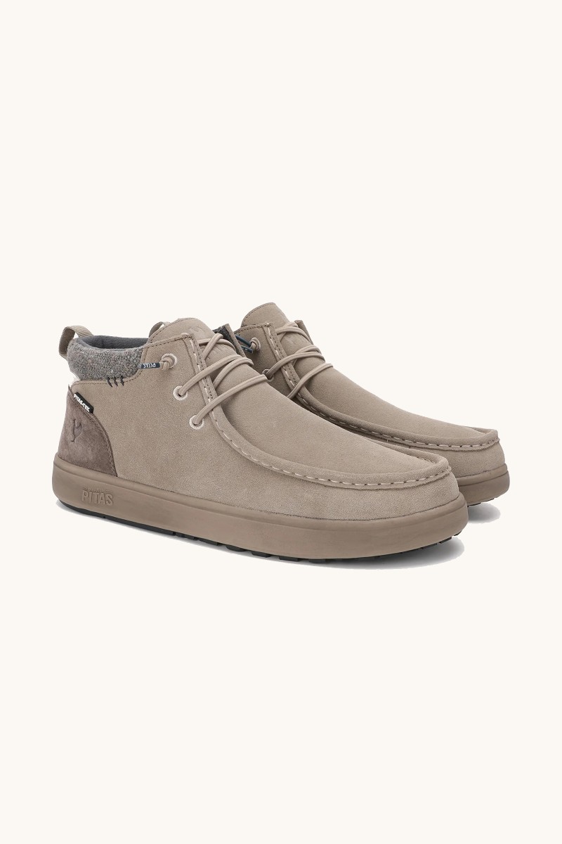 Bota Walk In Pitas en tono beige, con tratamiento hidrófugo, diseño sólido y estructura que combina funcionalidad y estilo.  2