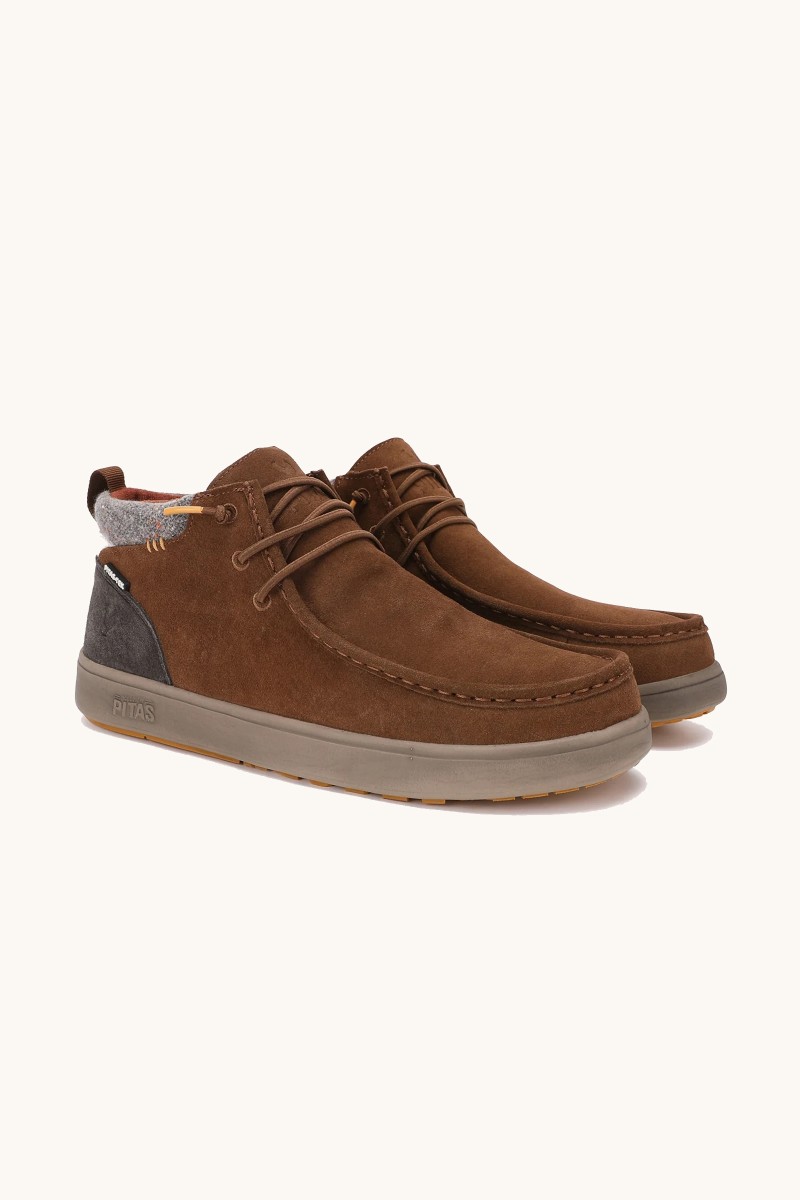 Bota Walk In Pitas en color camel, con tratamiento repelente al agua, diseño robusto y suela ligera con agarre seguro.  2