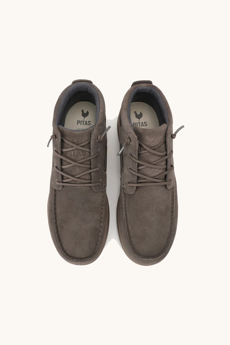  Bota Walk In Pitas en tono tórtola, con serraje hidrófugo, diseño refinado y suela Wave con goma antideslizante. 