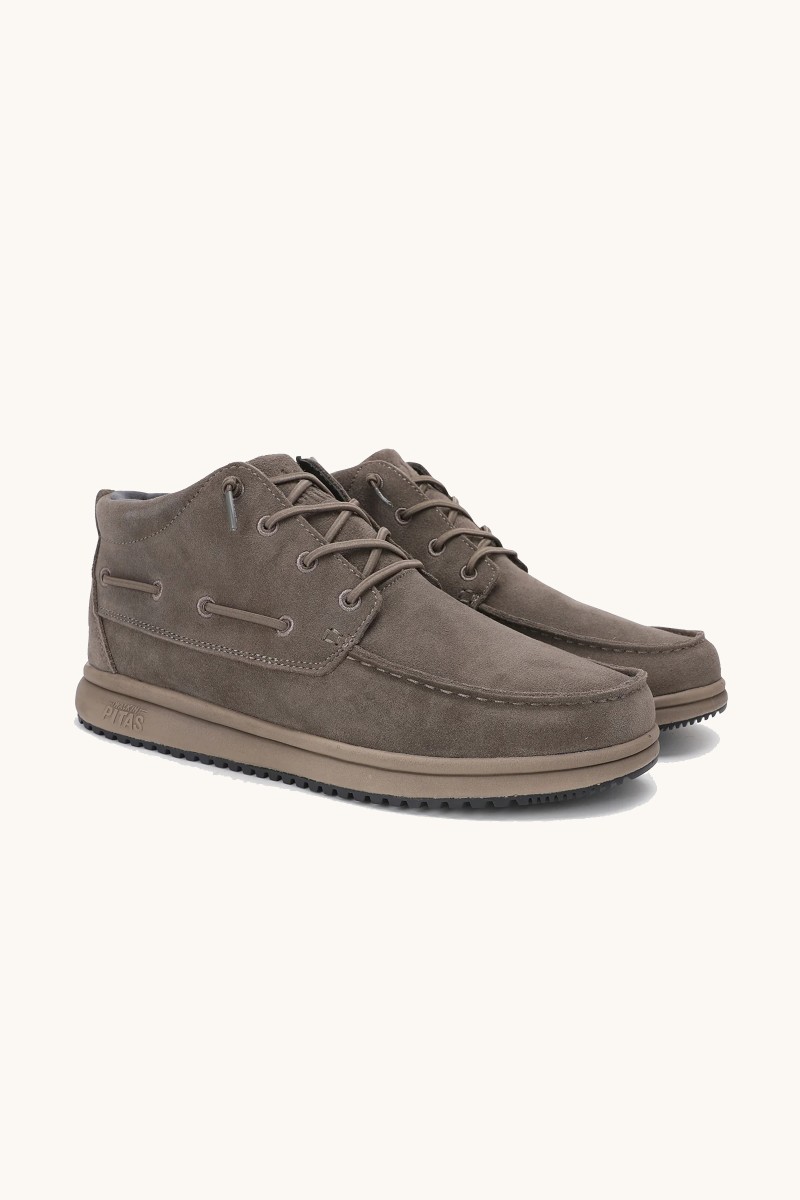 Bota Walk In Pitas en tono tórtola, con serraje hidrófugo, diseño refinado y suela Wave con goma antideslizante.  2