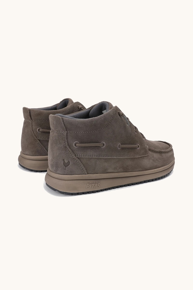  Bota Walk In Pitas en tono tórtola, con serraje hidrófugo, diseño refinado y suela Wave con goma antideslizante. 