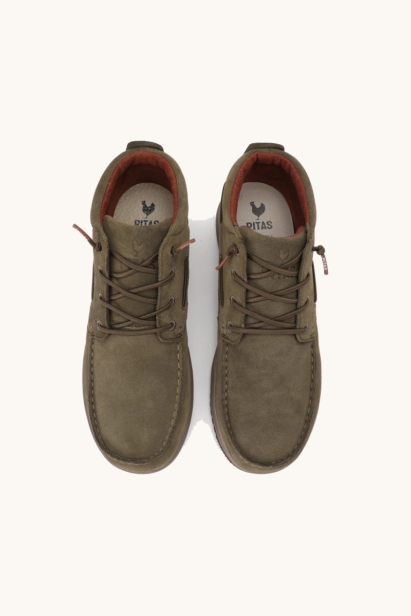  Bota Walk In Pitas en color kaki, con exterior hidrófugo, diseño elegante y suela Wave con goma antideslizante. 